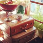 decorar con maletas antiguas marrones