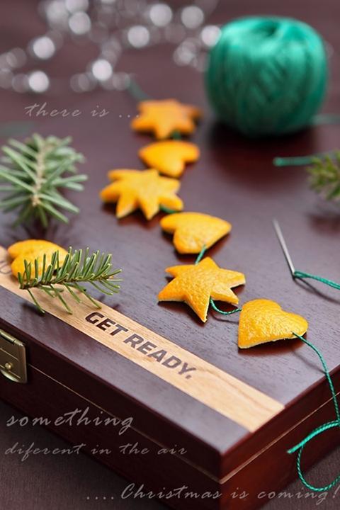 guirnalda hecha con piel de naranja