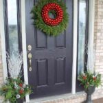 decorar puertas de Navidad corona bolas