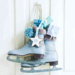 decorar-puertas-de-navidad-patines-1