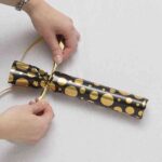 detalles de navidad atando cinta