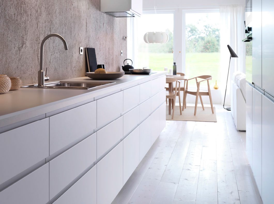 cocina en color blanco y beige