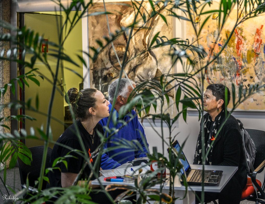 terraza con plantas y gente hablando
