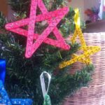 manualidades y adornos de Navidad estrellas en el arbol