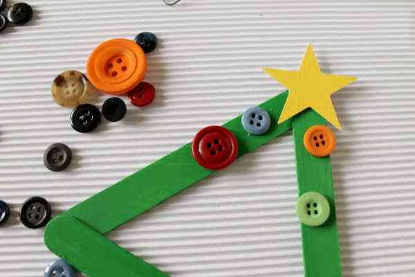 manualidades y adornos de Navidad pegar botones 3