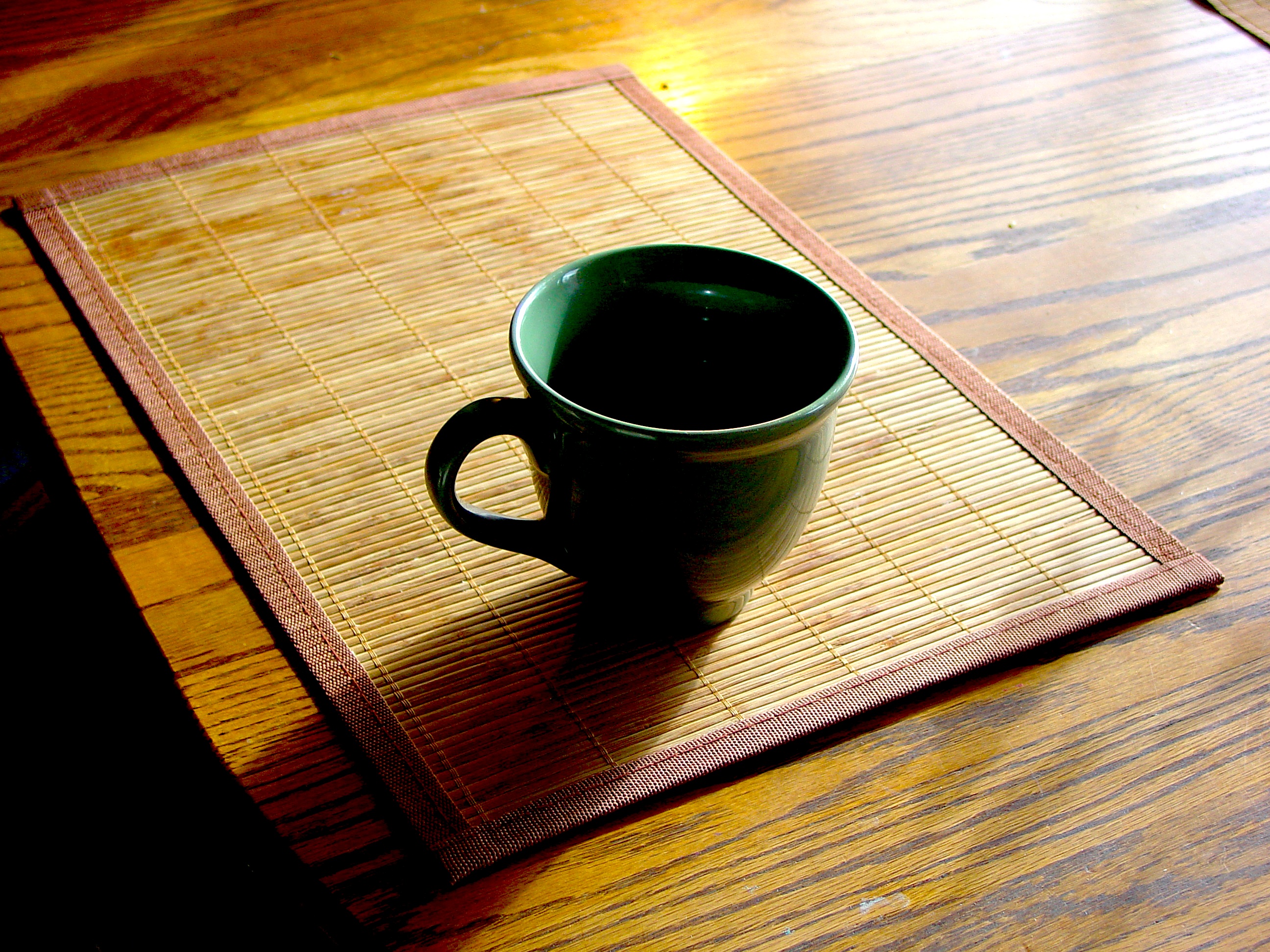 taza de café puesta sobre una mesa de madera