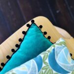 originales-cojines-con-pompones-homedit-detalle-1