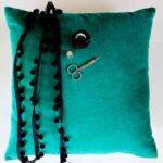 originales-cojines-con-pompones-homedit-materiales-1
