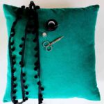 originales cojines con pompones homedit materiales