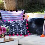 originales cojines con pompones sofa