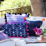 originales cojines con pompones sofa exterior
