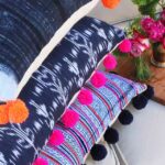 originales cojines con pompones terminados