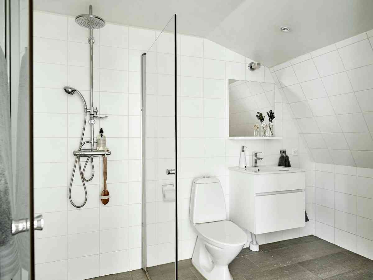 Visita a un ático de estilo nórdico ¡del que no querrás salir! 9 Ático de estilo nórdico baño 1200x899