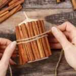 aromatizar-y-decorar-la-casa-envolviendo-vela-con-canela-1