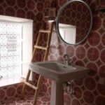 azulejos-geometricos-bano-rojo-1