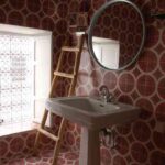 azulejos geometricos bano rojo