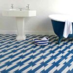 azulejos geometricos suelo azul