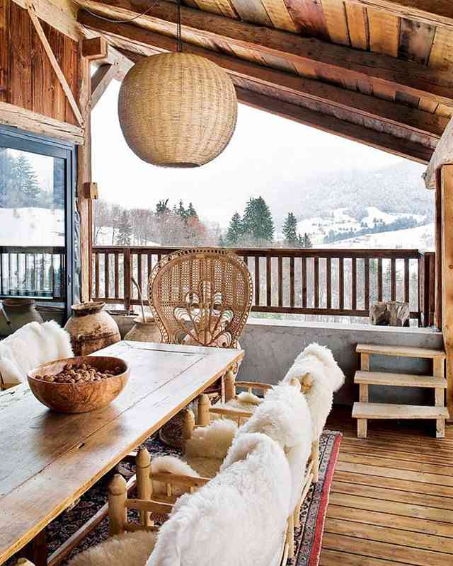 Madera y sabor étnico para una casa en los alpes franceses