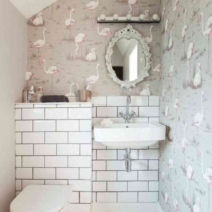 decorar el bano con papel pintado flamencos