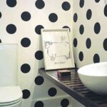 decorar-el-bano-con-papel-pintado-lunares-1