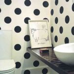 decorar el bano con papel pintado lunares