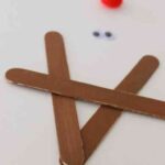 manualidades-y-adornos-de-navidad-pegar-palos-reno