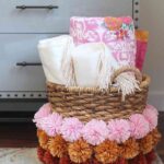 adornar la casa con pompones cesta