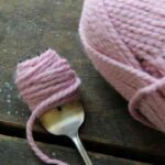 adornar la casa con pompones enrollar tenedor