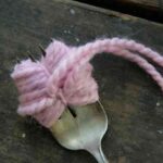 adornar la casa con pompones tenedor atar