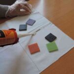 mantel-individual-con-teselas-poner-adhesivo-1