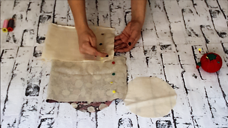 Cómo hacer cestas de tela redondas para decorar tu casa 9 cestas de tela redondas - cerrando lateral forro cesta tela 3