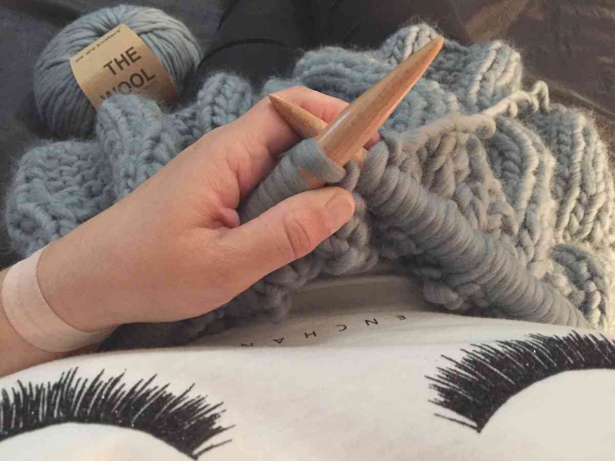Cómo tejer una manta para el sofá ¡siendo principiante!