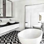 casa en blanco y negro bano