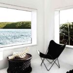 casa en blanco y negro dormitorio silla