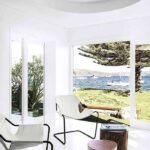 casa en blanco y negro salon sillas