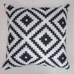 Cojín blanco y negro
