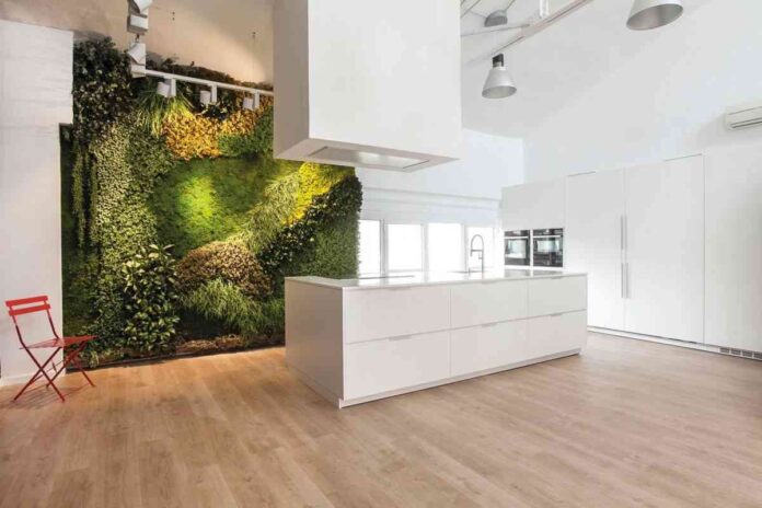 Un jardín vertical en la cocina blanca de Espacio Mood