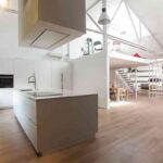 jardin vertical en la cocina -blancas-con-isla-espacio-mood-diseno-santos-2