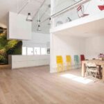 jardin vertical en la cocina -blancas-con-isla-espacio-mood-diseno-santos-4