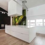 jardin vertical en la cocina -con-isla-espacio-mood-diseno-santos-3