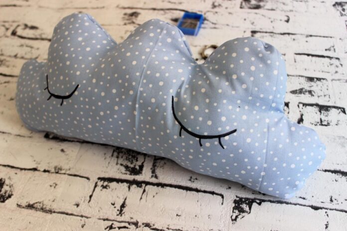 cojin de tela con forma de nube