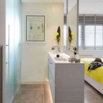 lavabo en el dormitorio para ahorrar espacio