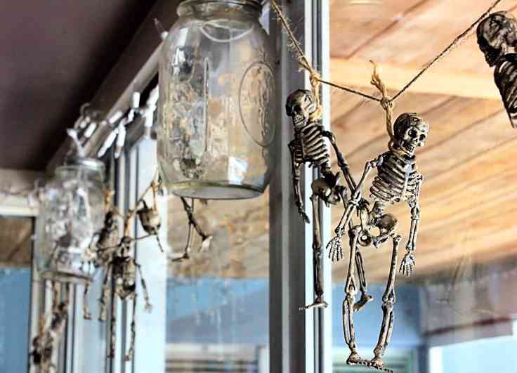 Cómo decorar tu casa con espeluznantes esqueletos en Halloween 4 esqueletos-en-halloween-residence