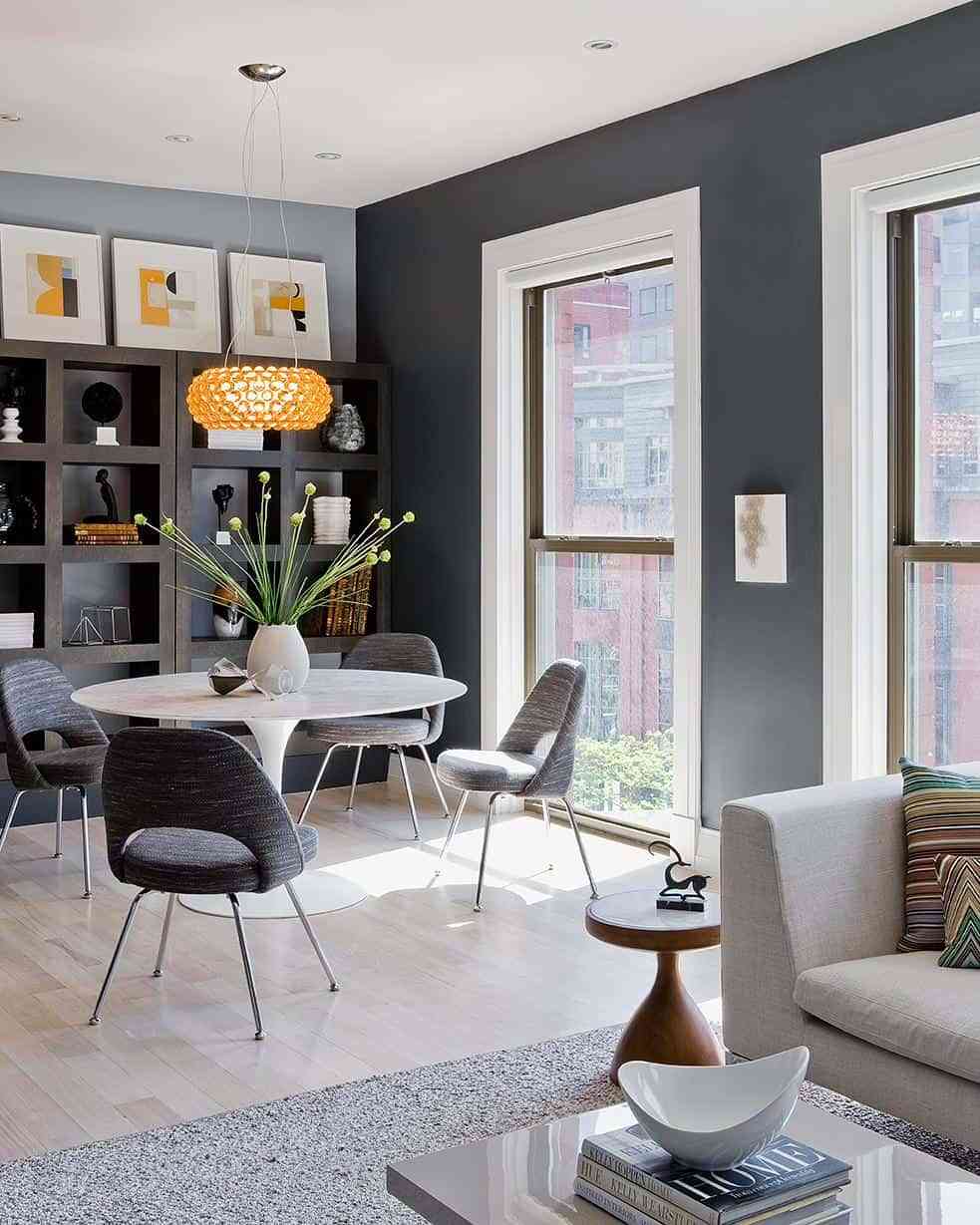 Imagen de una sala combinada con sofá gris marengo y accesorios decorativos en tono dorado