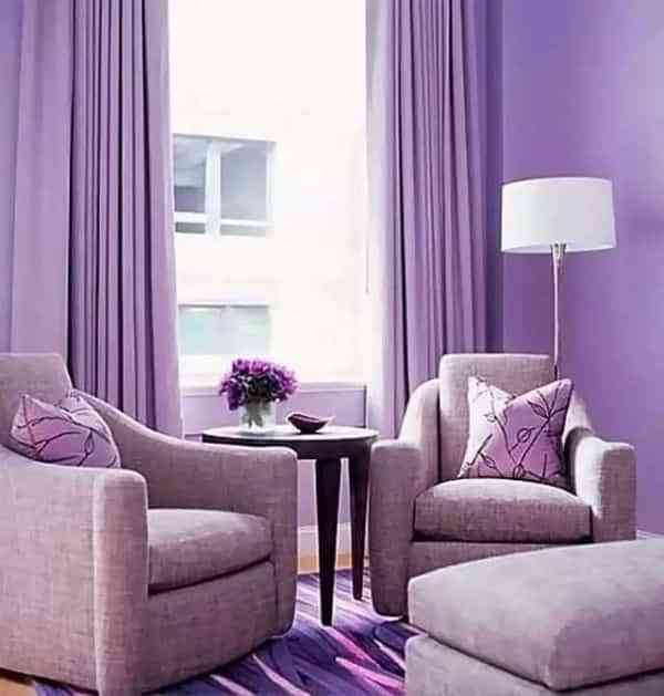 color malva en paredes, cortinas y sillones