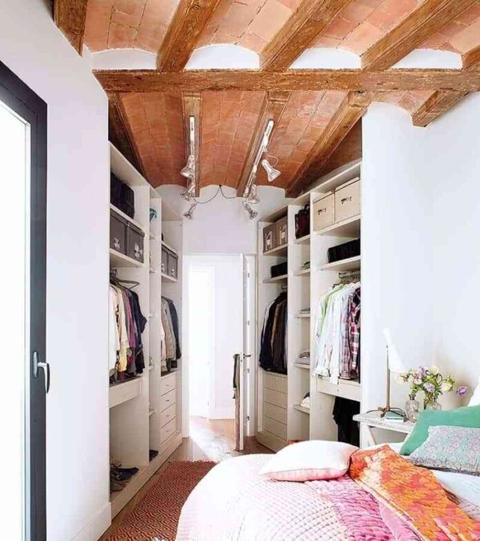 vestidor pequeño contiguo al dormitorio