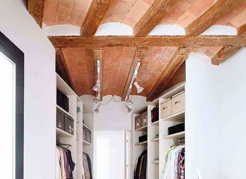 vestidor pequeño contiguo al dormitorio