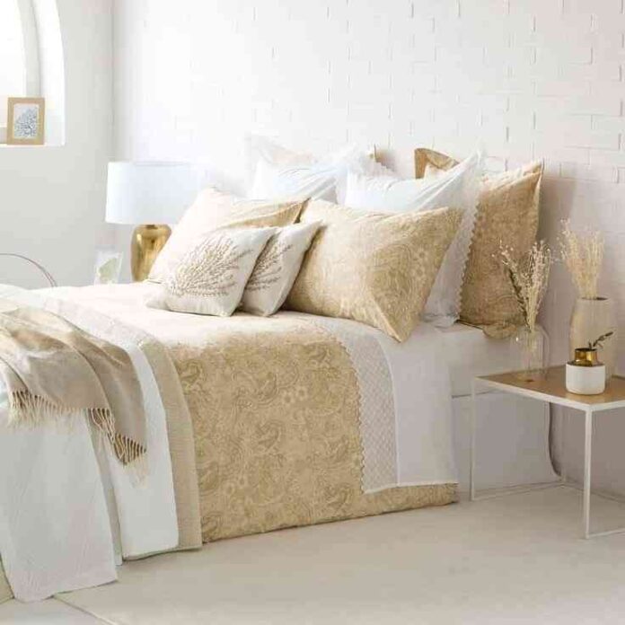 colocar cojines en la cama - dorados