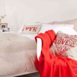 8-formas-de-colocar-cojines-en-la-cama-20