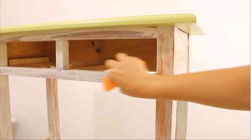 Aprende a envejecer un mueble de madera con el efecto Chalk Paint 5